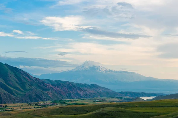 Sabahın Erken Saatlerinde Karla Kaplı Tepesi Olan Büyük Ararat Dağı — Stok fotoğraf