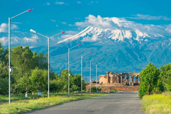 Mountain Big Ararat Μια Χιονισμένη Κορυφή Και Ερείπια Του Ναού Εικόνα Αρχείου