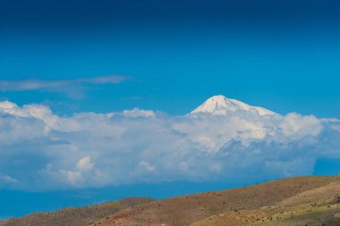 Karlı uzun Ararat Bulutların arkasında Mavi gökyüzüne karşı