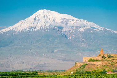 Karla kaplı tepeli Büyük Ararat ve Ermenistan 'ın turistik merkezi Khor Virap manastırı.