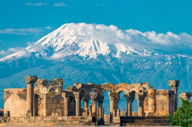 Yüksek karlı Ararat ve Zvartnots kalıntıları Ermenistan 'ın bir simgesidir.