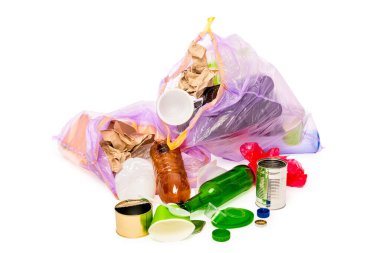 Beyaz zemin üzerinde cam, plastik, metal ve kağıttan oluşan geri dönüşümlü çöp