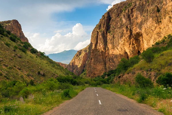 亚美尼亚Noravank修道院附近的峡谷和公路 — 图库照片