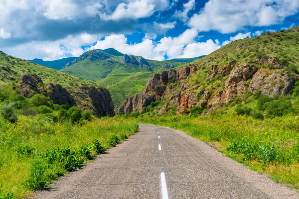 Strada Vicino Monastero Noravank Circondato Pittoresche Montagne Rosse Armenia — Foto Stock