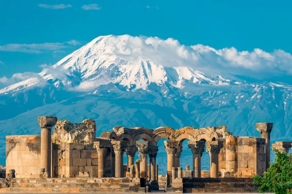 Alto Nevado Ararat Las Ruinas Del Templo Zvartnots Hito Armenia — Foto de Stock