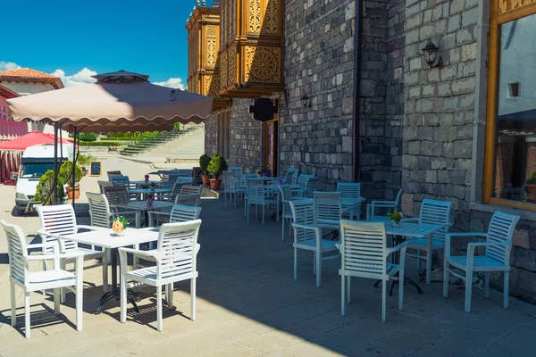 Mesas Café Callejero Vacío Cerca Una Pared Piedra Auténtica —  Fotos de Stock