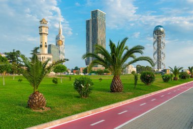 Batumi, Georgia 'da tatil köyü. Şehrin rıhtımındaki manzaraya bak. 