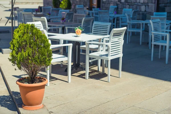 Tavoli Bianchi Sedie Caffè Strada Europeo Una Giornata Sole — Foto Stock