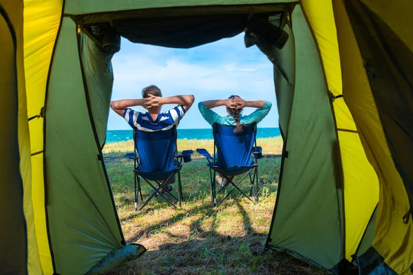 Paar Man Vrouw Ontspannen Buurt Van Camping Tent Aan Zee — Stockfoto