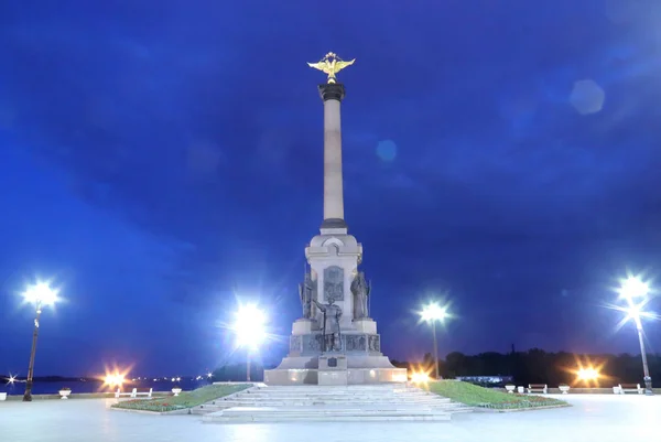 Akşam ışıklar ışığında Yaroslavl Millennium Anıtı.