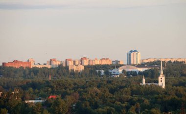 Yaroslavl. Batan güneşin ışığında şehir ve Peter ve Paul Park görünümü 