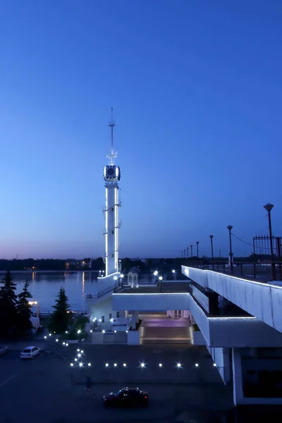 Yaroslavl, Volga dolgu, nehir İstasyonu ile gece ışık. Karşı gece gökyüzünde parlayan kule