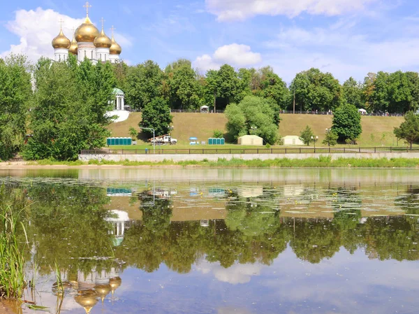 Yaroslavl Catedral Asunción Terraplén Kotoroslnaya Reflexión Sobre Superficie Del Agua — Foto de Stock