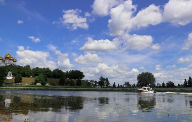 Kotorosl Nehri çıkabilir. Park ve varsayım Damansky adanın kiliseden görünümü 