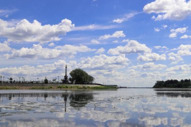 Volga nehir dolgu ve Kotorosl dolgu üzerinde Yaroslavl Stella Millennium şehir. Damansky adasından görünüm