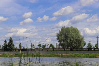 Yaroslavl Volga ve Kotorosl dolgu dolgu üzerinde Çeşme. Adanın yanından görünümü Damansky