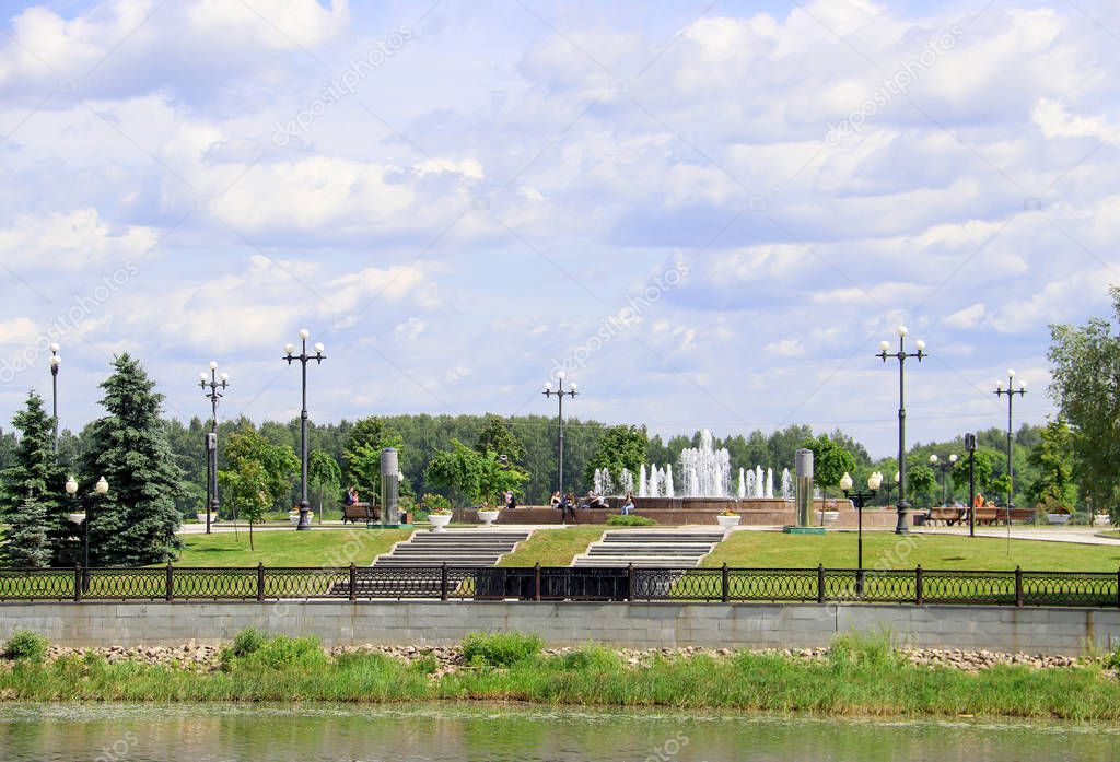 Fountain on the embankment of the Volga and Kotorosl embankment in Yaroslavl. View from Damansky island