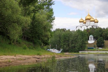 Varsayım Katedrali Yaroslavl piskoposluk Ortodoks Kilisesi Katedrali olduğunu. Yaroslavl, Kotorosl seti, yaz günü, S-line