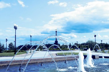 Yaz günü. Volga setin Yaroslavl incisi olduğunu. Park oku. Çeşme jetleri güneşin