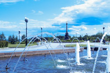 Yaz günü. Volga setin Yaroslavl incisi olduğunu. Park oku. Çeşme jetleri güneşin
