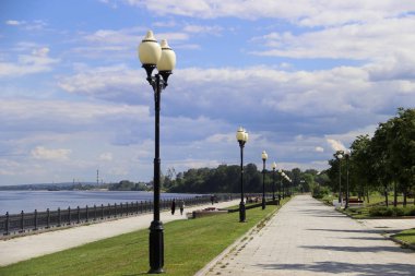 Yaz günü. Volga seti Yaroslavl 'ın incisidir. Oka park et.