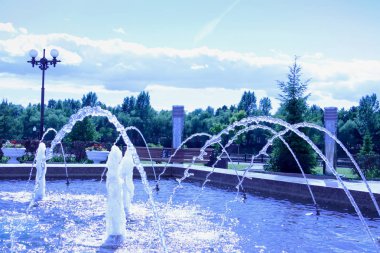 Yaz günü. Volga setin Yaroslavl incisi olduğunu. Park oku. Çeşme jetleri güneşin