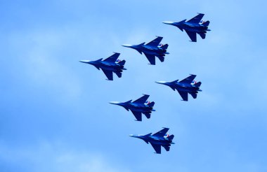 Savaş uçakları. Akrobasi Yaroslavl üzerinde gökyüzünde. Yaz günü. Haziran 2018