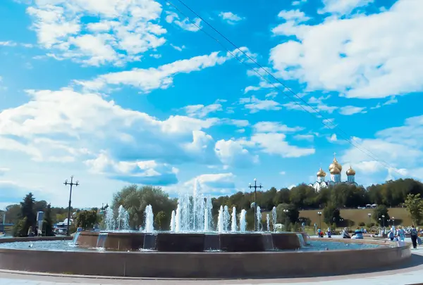Yaroslavl Strelka 'sında parlak bir yaz günü. Yaroslavl' da Volga ve Kotorosl seti üzerinde güzel bir peyzaj.