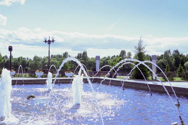 Dia Verão Aterro Volga Pérola Yaroslavl Estaciona Seta Jatos Fonte — Fotografia de Stock