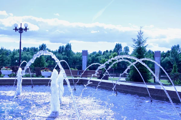 Dia Verão Aterro Volga Pérola Yaroslavl Estaciona Seta Jatos Fonte — Fotografia de Stock