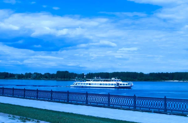 Navio Rio Volga Perto Das Setas Yaroslavl Navio Rio Volga — Fotografia de Stock