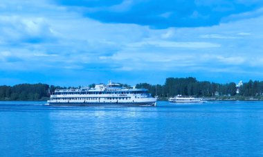  Büyük ve küçük gemilerde Volga Nehri yakınında Yaroslavl tükürmek. Volga Nehri set görüntülemek