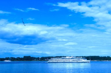 Volga Yaroslavl yakınındaki büyük Rus nehir üzerinde ciddi gökyüzü. Saf mavi gökyüzünde bulutlar. Akrobasi uçan savaş savaşçı