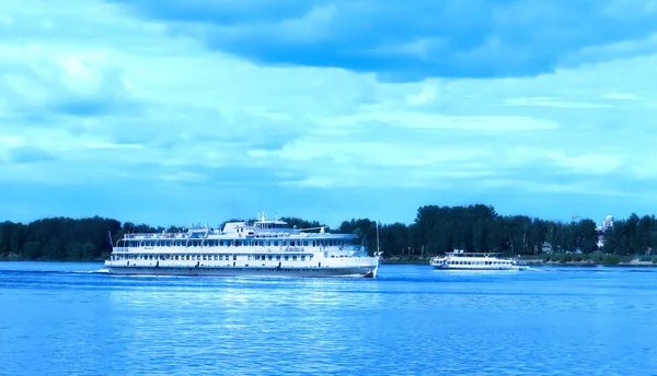 Barcos Grandes Pequeños Río Volga Cerca Saliva Yaroslavl Vista Desde — Foto de Stock