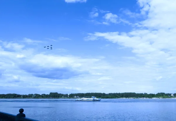 ロシアの偉大な川ヴォルガ ヤロスラブリの近くに厳粛な空 青空に純粋な雲 アクロバット飛行で飛ぶ戦闘機 — ストック写真