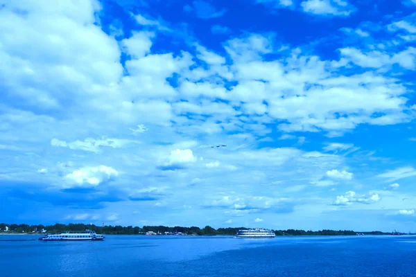 Céu Solene Sobre Grande Rio Russo Volga Perto Yaroslavl Nuvens — Fotografia de Stock