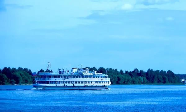 Yaroslavl Tükürüğü Yakınlarındaki Volga Nehri Nde Bir Gemi Volga Nehir — Stok fotoğraf