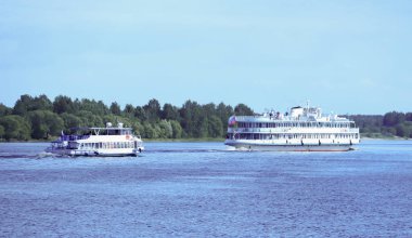  Büyük ve küçük gemilerde Volga Nehri yakınında Yaroslavl tükürmek. Volga Nehri set görüntülemek 