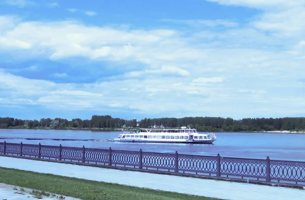 Volga Nehri yakınındaki okları Yaroslavl üzerinde gemi. Volga Nehri yakınında Yaroslavl gemide. Volga Nehri set görüntülemek