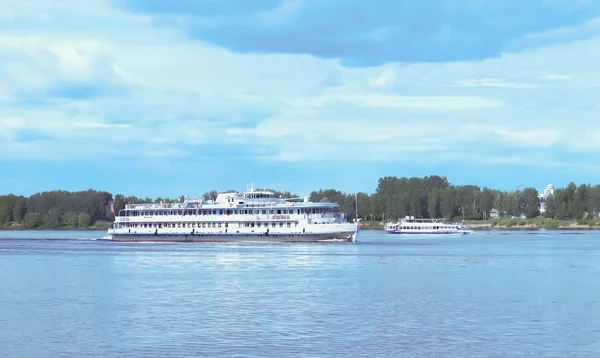 Navios Grandes Pequenos Rio Volga Perto Cuspo Yaroslavl Vista Aterro — Fotografia de Stock