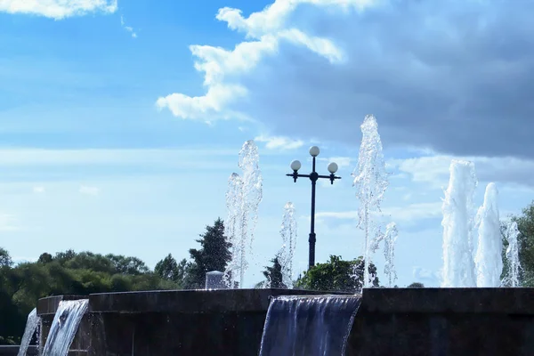 夏の日 ヴォルガ川の堤防は ヤロスラヴリの真珠です 矢印の公園 太陽の下で噴水のジェット機 — ストック写真