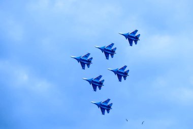 Savaş uçakları. Akrobasi Yaroslavl üzerinde gökyüzünde. Yaz günü. 15 Haziran 2018. Rus şövalyeleri