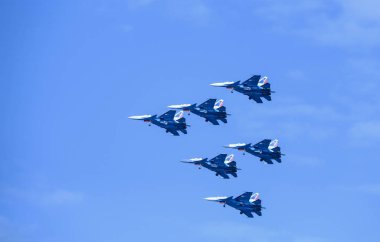 Savaş uçakları. Akrobasi Yaroslavl üzerinde gökyüzünde. Yaz günü. 15 Haziran 2018. Rus şövalyeleri