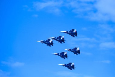 Savaş uçakları. Akrobasi Yaroslavl üzerinde gökyüzünde. Yaz günü. 15 Haziran 2018. Rus şövalyeleri