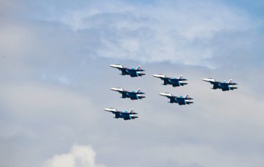 Savaş uçakları. Akrobasi Yaroslavl üzerinde gökyüzünde. Yaz günü. 15 Haziran 2018. Rus şövalyeleri