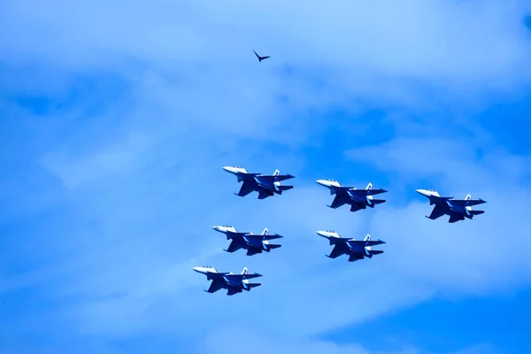 Savaş Uçakları Akrobasi Yaroslavl Üzerinde Gökyüzünde Yaz Günü Haziran 2018 — Stok fotoğraf