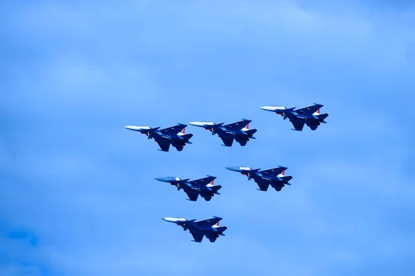 Savaş uçakları. Akrobasi Yaroslavl üzerinde gökyüzünde. Yaz günü. 15 Haziran 2018. Rus şövalyeleri