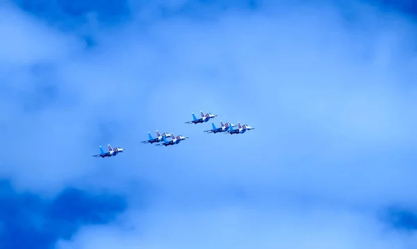 軍用機 ヤロスラヴリの上空でアクロバット飛行 夏の日 2018 ルースキエ ヴィーチャズィ — ストック写真
