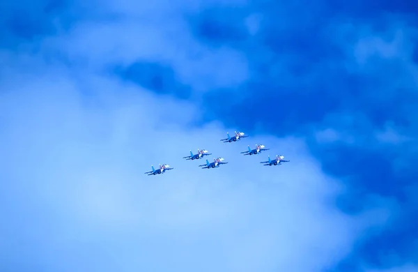 軍用機 ヤロスラヴリの上空でアクロバット飛行 夏の日 2018 ルースキエ ヴィーチャズィ — ストック写真