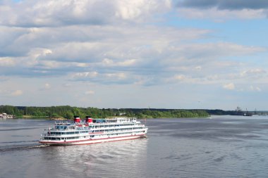 Yolcu gemisinde Volga Nehri yakınında Yaroslavl şehir Volga çıkabilir